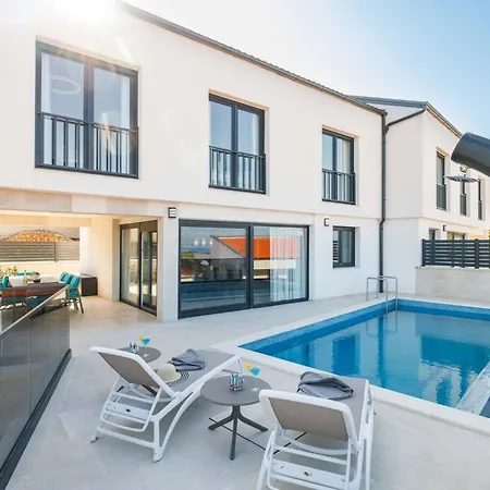 Brandneue - Pool Mit Panoramablick Aufs By Interhome Feriehus