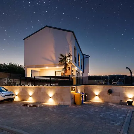 Brandneue - Pool Mit Panoramablick Aufs By Interhome *