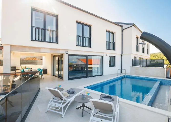 Brandneue - Pool Mit Panoramablick Aufs By Interhome Feriehus