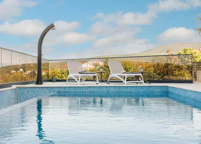 Brandneue - Pool Mit Panoramablick Aufs By Interhome *