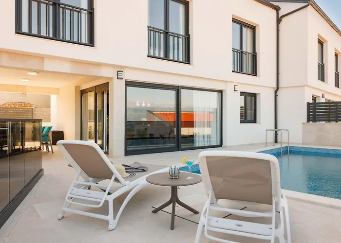 Brandneue - Pool Mit Panoramablick Aufs By Interhome *