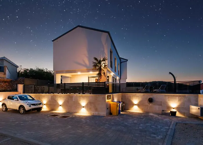 Brandneue - Pool Mit Panoramablick Aufs By Interhome *