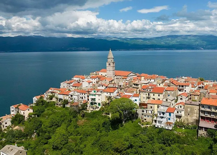 Brandneue - Pool Mit Panoramablick Aufs By Interhome