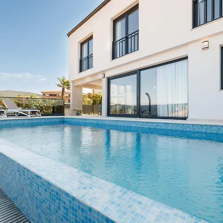 Casa vacanze Brandneue - Pool Mit Panoramablick Aufs By Interhome